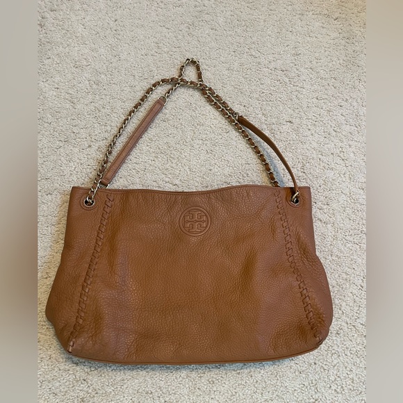 Tory Burch Handbags - Tory Burch large leather purse in camel color with gold detailing